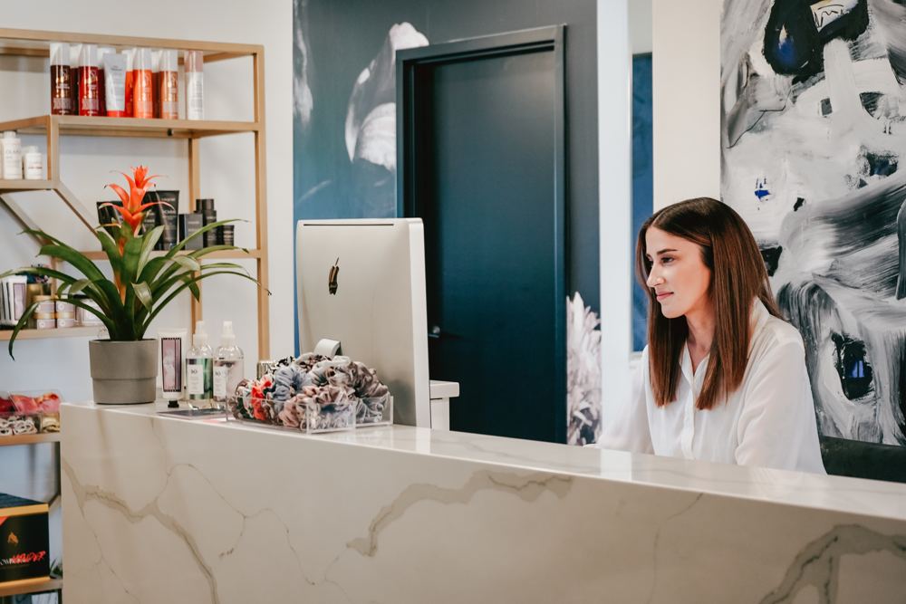 keren-perez-vprrhsEY854-unsplash Receptionist